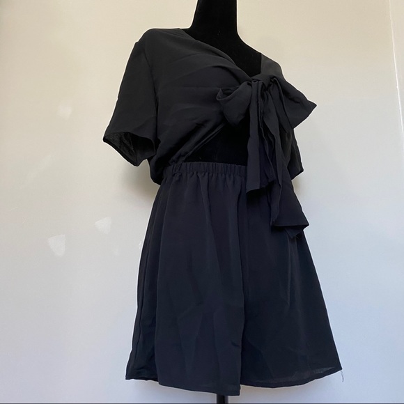 Front bow tie short sleeve romper - Picture 6 of 7